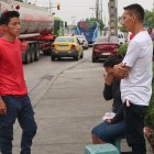 Parientes del adolescente llegaron a la morgue para retirar su cadáver.