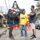 Tres de los cuatro primos platican frente a su creación. Sus ‘vecis’ también elaboran estas figuras.