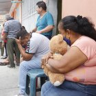 La abuela paterna de la pequeña abrazaba el oso preferida de su nieta, con el que jugaba.