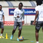 Los albos sumaron once jugadores para esta temporada, entre ellos el delantero José Angulo (c).