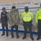 El sospechoso fue detenido por la Policía cuando conversaba con otras personas.
