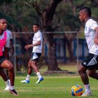 Miller Bolaños (d) es uno de los referentes que regresó a Emelec, para la temporada 2023.