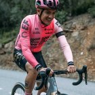 Richard Carapaz, con la rosadita de su nuevo equipo el EF Education-EasyPost.