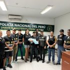 Los padres y el bebé con el grupo de agentes que participó en la búsqueda.