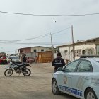 El hombre fue sorprendido mientras comía dentro de su casa.