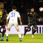 El volante argentino Carlos Villalba (d) es nuevo refuerzo de Emelec.