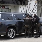 El carro en el que se movilizaba el ciudadano sobreviviente estaba blindado. Además, tiene un alto valor monetario en Ecuador, pues es un vehículo de alta gama.