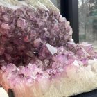 La silla de piedra semipreciosa cuesta más de 3.000 dólares.