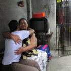 “Así recaiga mil veces, mil veces lo levantaré”, dice Miriam, quien literalmente sostiene a su descendiente.