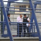 Fiscalía y Policía llegaron al paso peatonal para constatar el hallazgo.