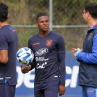 Patrickson Delgado (c) resaltó que quiere aportar la experiencia que ha ganado como parte del Ajax de Países Bajos.