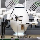 ADAM es un capaz de preparar todo tipo de bebidas.