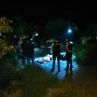 El cuerpo fue abandonado entre unos matorrales.