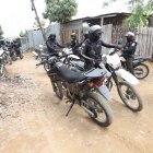 Antisociales intentaron robarle la motocicleta a un agente encubierto, el gendarme repelió el ataque y se enfrentó a los malhechores.