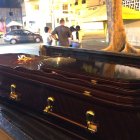 A la víctima le dispararon cuando iba en moto y terminó estrellándose contra las barandas de un parque.