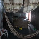 Las víctimas ingresaron a esta casa. Sobre la silla está empapada 
de sangre la cobija que cubría a la bebita.