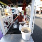 Don Mario, de 73 años, sigue atendiendo a sus fieles clientes en el suburbio de Guayaquil.