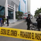 En el lugar de los hechos, entre el segundo piso y los exteriores de la casa de salud, policías recogieron más de 40 indicios balísticos.