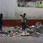 En las noches, personas hurgan entre las fundas de basura y desechos en busca de algo valioso.