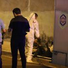 Agentes de Criminalística retiraron los restos humanos de los sacos de yute y los subieron al carro de Medicina Legal.