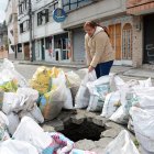 Moradores intentan precautelar la seguridad de peatones y conductores colocando objetos de advertencia.