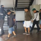 Los sospechosos fueron presentados por la policía. Los adultos registran antecedentes penales.