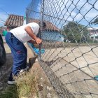 Por un orificio en una malla, que lleva a una quebrada, escapó un pillo en el último caso.