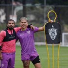 Junior Sornoza (i), quien seguirá liderando el juego de los rayados, junto a Jordy Alcívar (d), uno de los refuerzos del club.