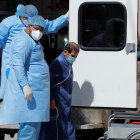 Personal médico atiende a un hombre afuera del Hospital San Felipe en Tegucigalpa, en una fotografía de archivo.