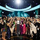 Las concursantes de este certamen de belleza posan junto a la corona elaborada por la firma Mouawad para el concurso.