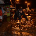 El cuerpo de Bomberos de Quito realizó los trabajos de limpieza y evacuación en algunos establecimientos.