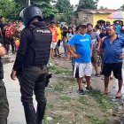 Decenas de personas se agolparon frente a la vivienda donde cayó la víctima.