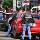 En alrededor una hora y media, la policía hizo el levantamiento de indicios.