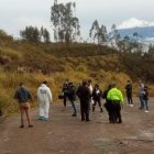 Habitantes del sector señalaron a las autoridades que divisaron el bulto en la cuneta.