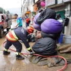 Los bomberos ayudaron a limpiar el desastre que dejó el aluvión en algunos locales del sector.