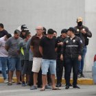 os detenidos fueron presentados por la Policía. El primero (camiseta negrea) sería el gatillero.