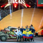 El piloto tricolor Sebastián Guayasamín (d) y su celebración tras concluir el exigente rally Dakar realizado en Arabia Saudita.