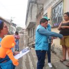 Las brigadas ‘Todos al aula’, que recorren varios sectores de la zona 8, son atendidas por los padres de familia.