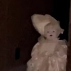 La muñeca, supuestamente poseída, aparece moviéndose sola en un video.