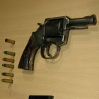 En el sitio, los agentes encontraron unas armas.