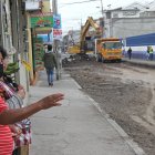 Ante la falta de movimiento en sus tiendas, los vecinos salen a la calle para mirar el avance de la obra.
