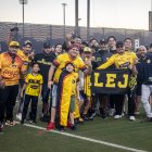 Fabián Bustos junto a hinchas de Barcelona en el entrenamiento en Miami.