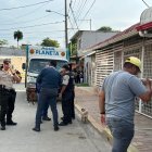 La víctima quedó sentada en su camión sin signos vitales.