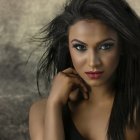 Las pestañas largas y el delineado de ojos les va perfecto.