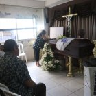 El hombre está siendo velado por sus parientes y conocidos.