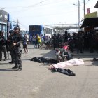 En el sitio se encontraron nueve indicios balísticos. Los cuerpos quedaron cerca de las motocicletas en las que se movilizaban las víctimas.