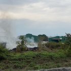 Un incendio, provocado por la quema de llantas, alarmó a los moradores del sector de Juan Montalvo. El BCBG necesitó de siete unidades de combate y 40 bomberos.