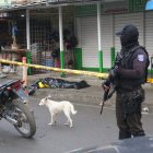 Fuera de una farmacia, en la cooperativa Trinidad de Dios, el cuerpo de un hombre quedó tendido. Otro ciudadano quedó herido y luego murió.