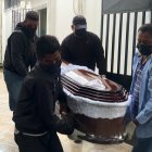 La familia trasladó el féretro para velar a su ser querido.