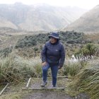 Lady Ulcuango recorre a pie  o a caballo entre cuatro y cinco kilómetros a diario, dentro de la reserva. En los días más cansados, pueden ser ocho horas de caminata.